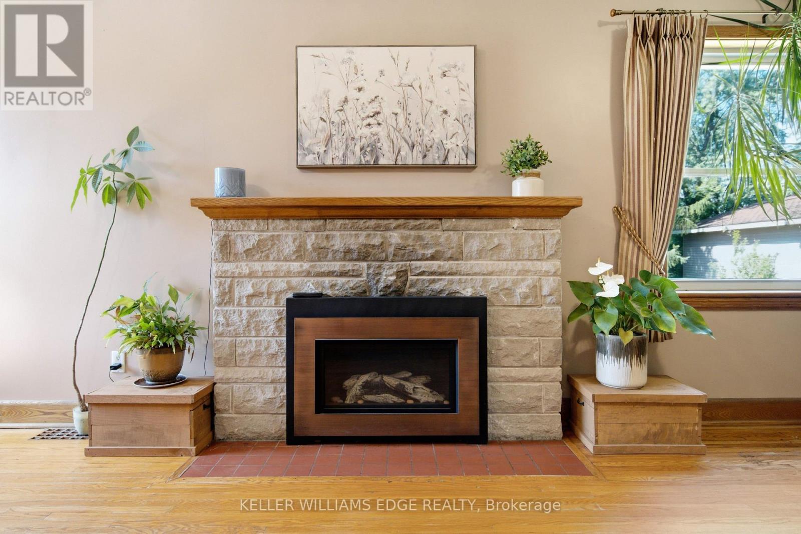 162 5Th Concession Road E, Hamilton, ON - Indoor Photo Showing Living Room With Fireplace