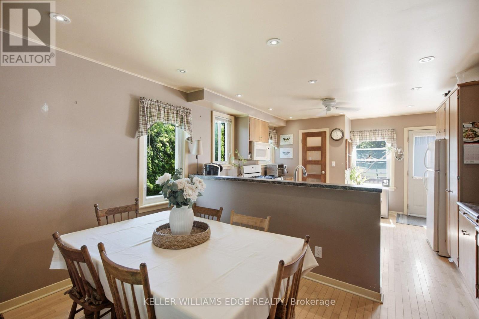 162 5Th Concession Road E, Hamilton, ON - Indoor Photo Showing Dining Room