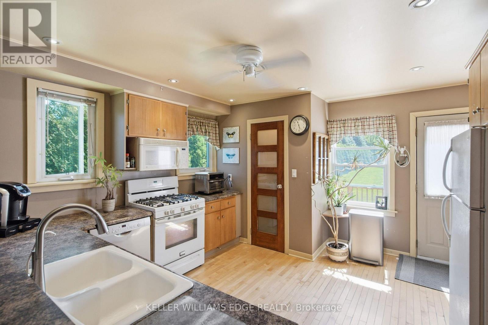 162 5Th Concession Road E, Hamilton, ON - Indoor Photo Showing Kitchen