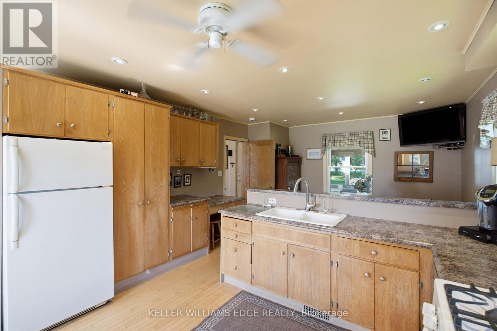 162 5Th Concession Road E, Hamilton, ON - Indoor Photo Showing Kitchen