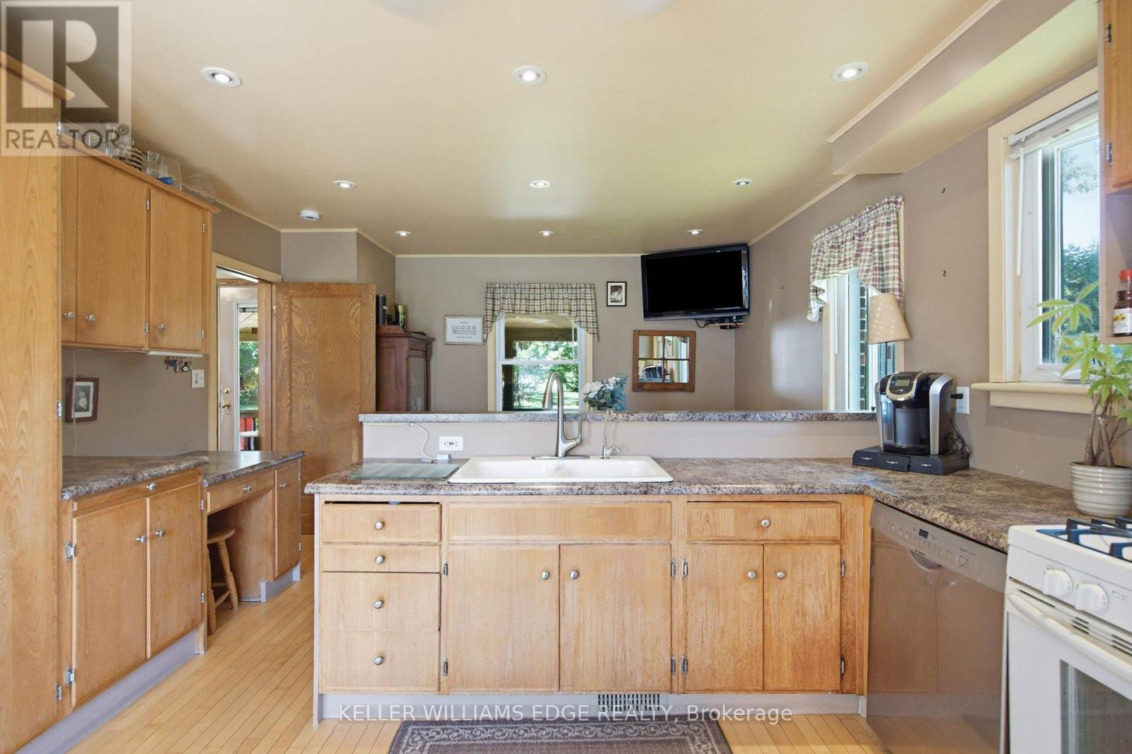 162 5Th Concession Road E, Hamilton, ON - Indoor Photo Showing Kitchen
