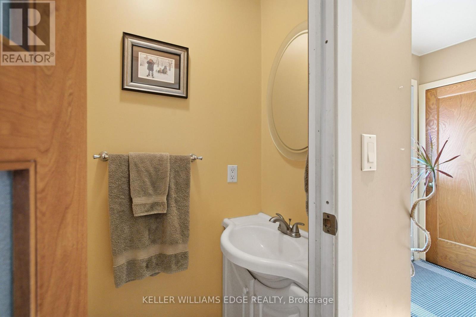 162 5Th Concession Road E, Hamilton, ON - Indoor Photo Showing Bathroom