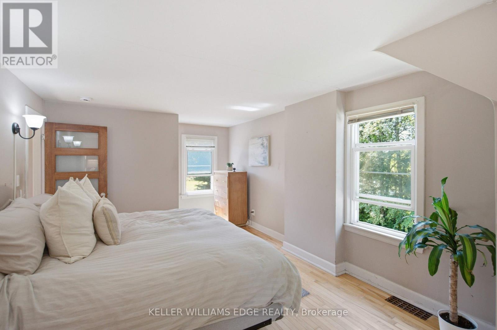 162 5Th Concession Road E, Hamilton, ON - Indoor Photo Showing Bedroom