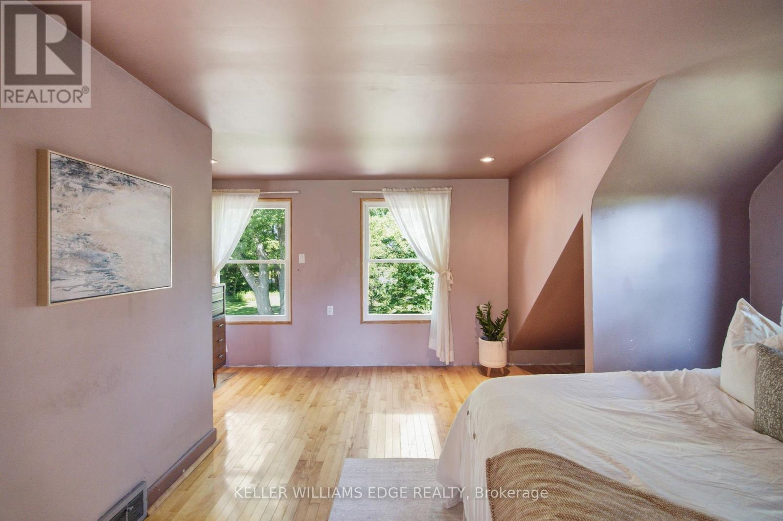162 5Th Concession Road E, Hamilton, ON - Indoor Photo Showing Bedroom