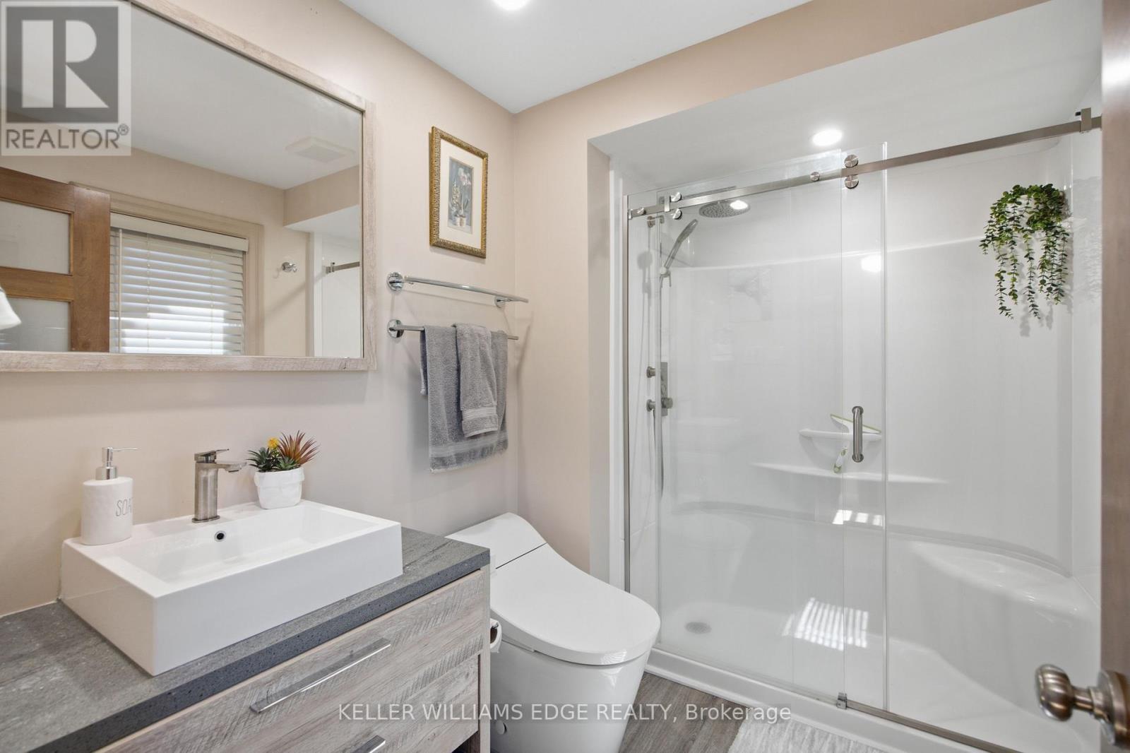 162 5Th Concession Road E, Hamilton, ON - Indoor Photo Showing Bathroom