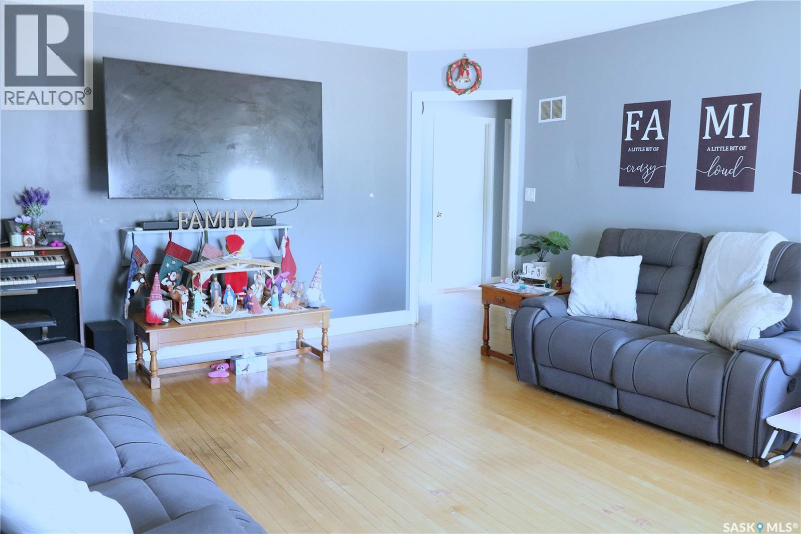 111 Henderson Street, Grayson, SK - Indoor Photo Showing Living Room