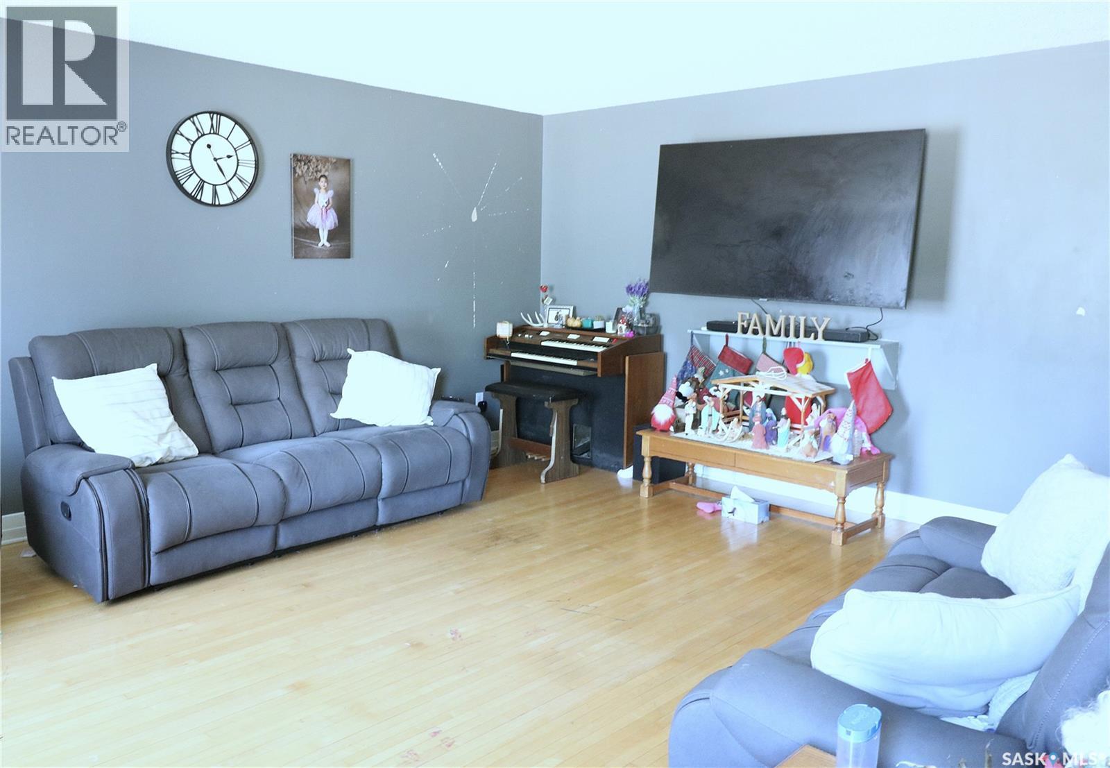 111 Henderson Street, Grayson, SK - Indoor Photo Showing Living Room