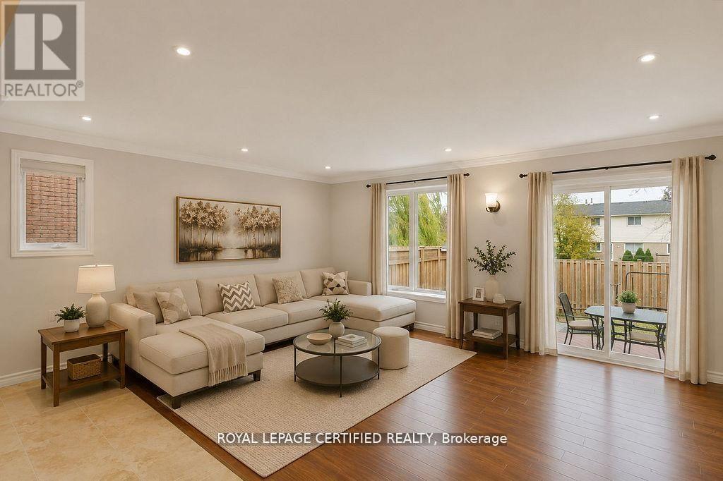 35 Trenholme Crescent, Hamilton, ON - Indoor Photo Showing Living Room