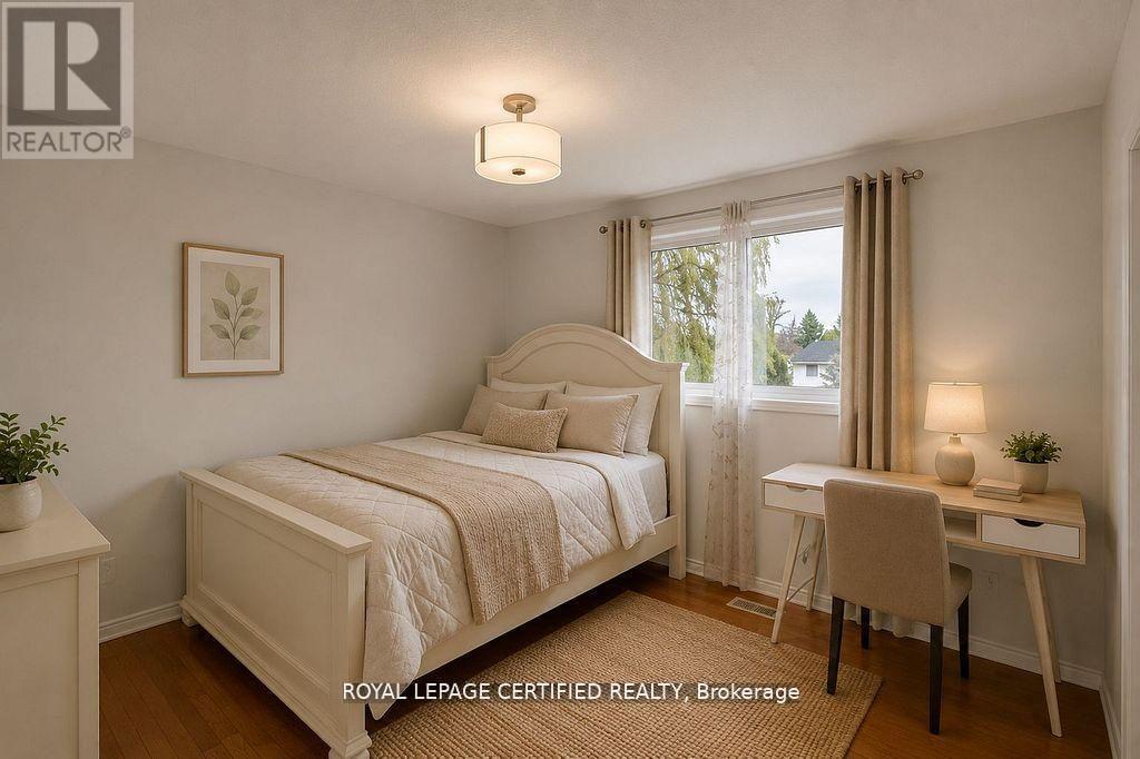 35 Trenholme Crescent, Hamilton, ON - Indoor Photo Showing Bedroom