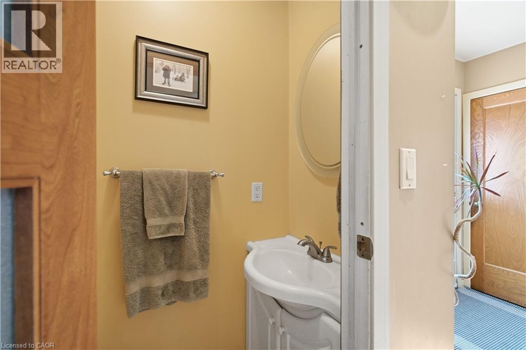 162 5Th Conc Road E, Flamborough, ON - Indoor Photo Showing Bathroom