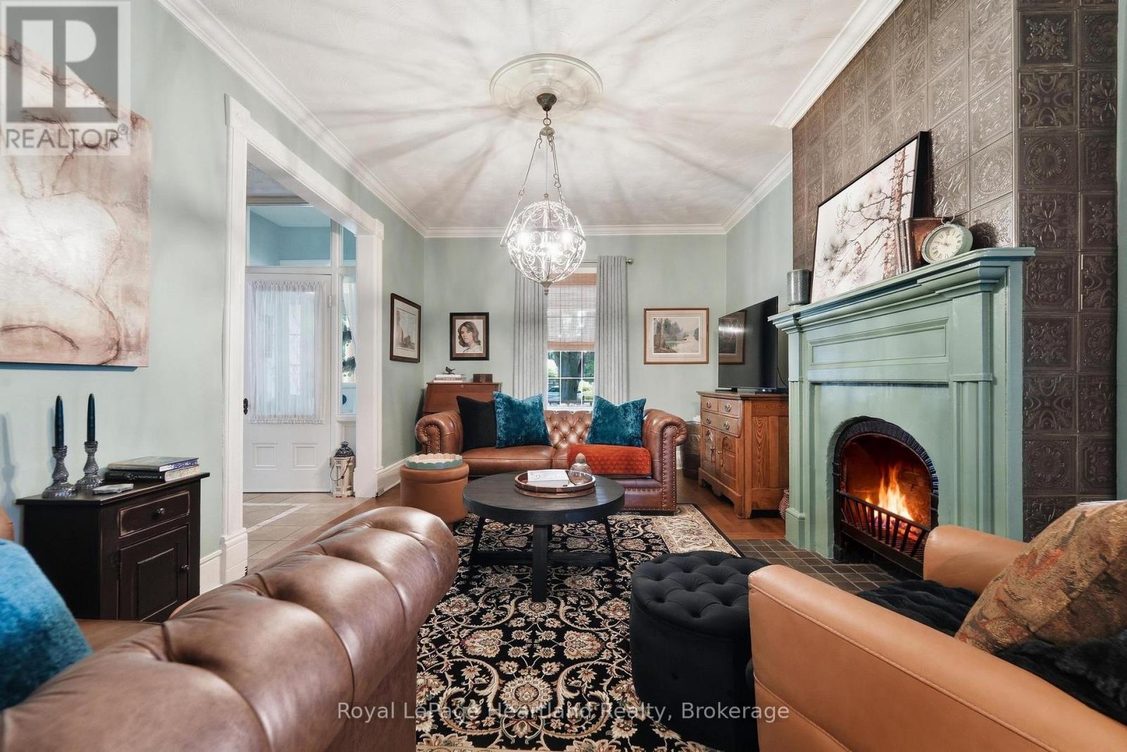 18 St.Vincent Street, Goderich (Goderich (Town)), ON - Indoor Photo Showing Living Room With Fireplace