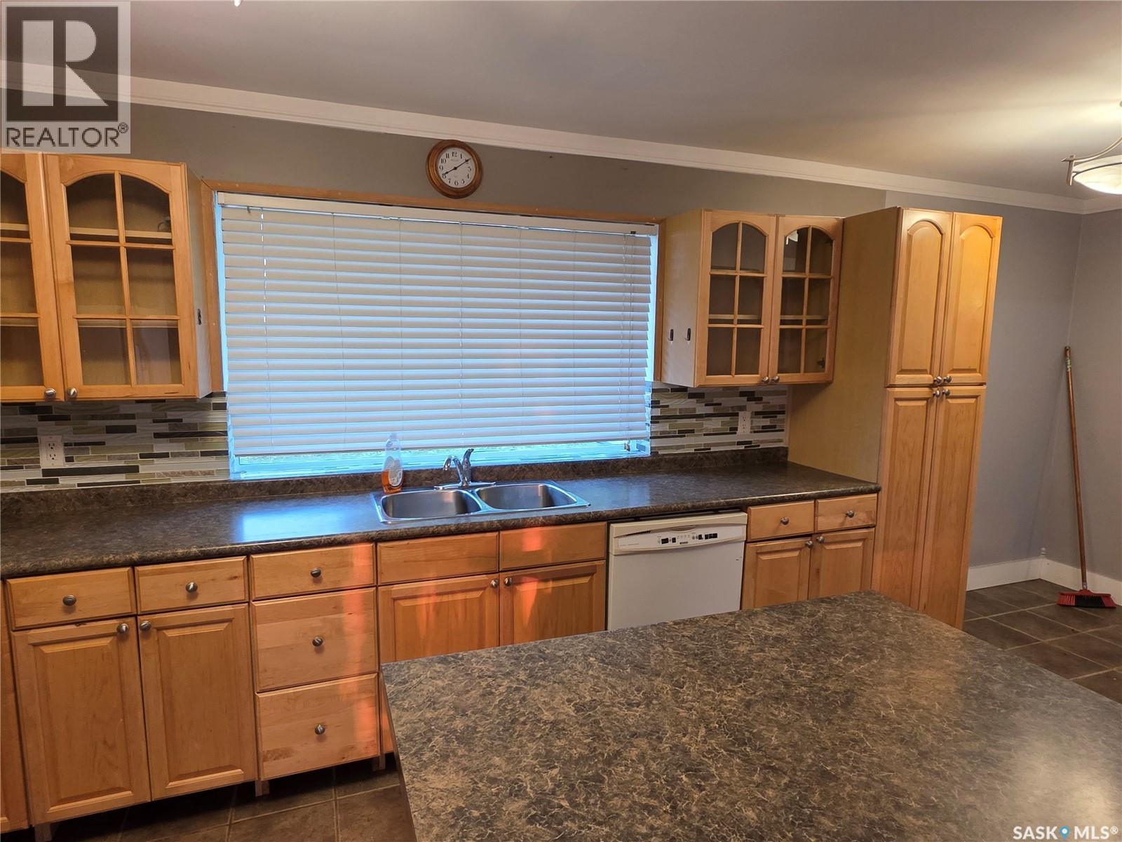 333 Elphinstone Street, Regina, SK - Indoor Photo Showing Kitchen With Double Sink