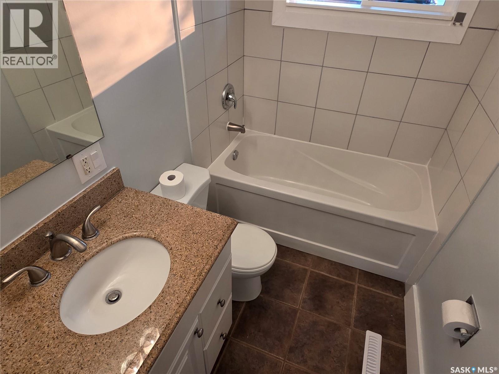 333 Elphinstone Street, Regina, SK - Indoor Photo Showing Bathroom