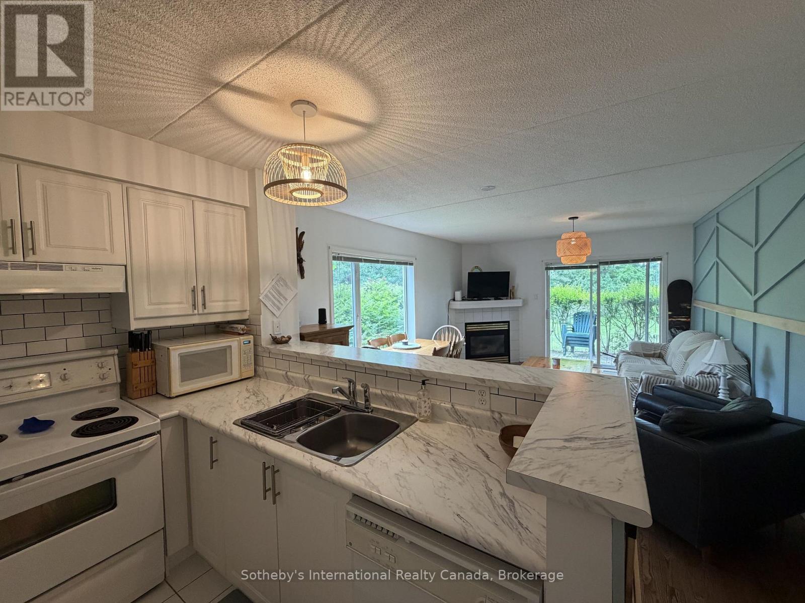329 Mariners Way, Collingwood, ON - Indoor Photo Showing Kitchen With Double Sink