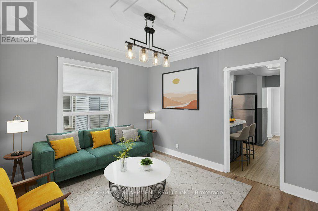 21 East Bend Avenue N, Hamilton, ON - Indoor Photo Showing Living Room
