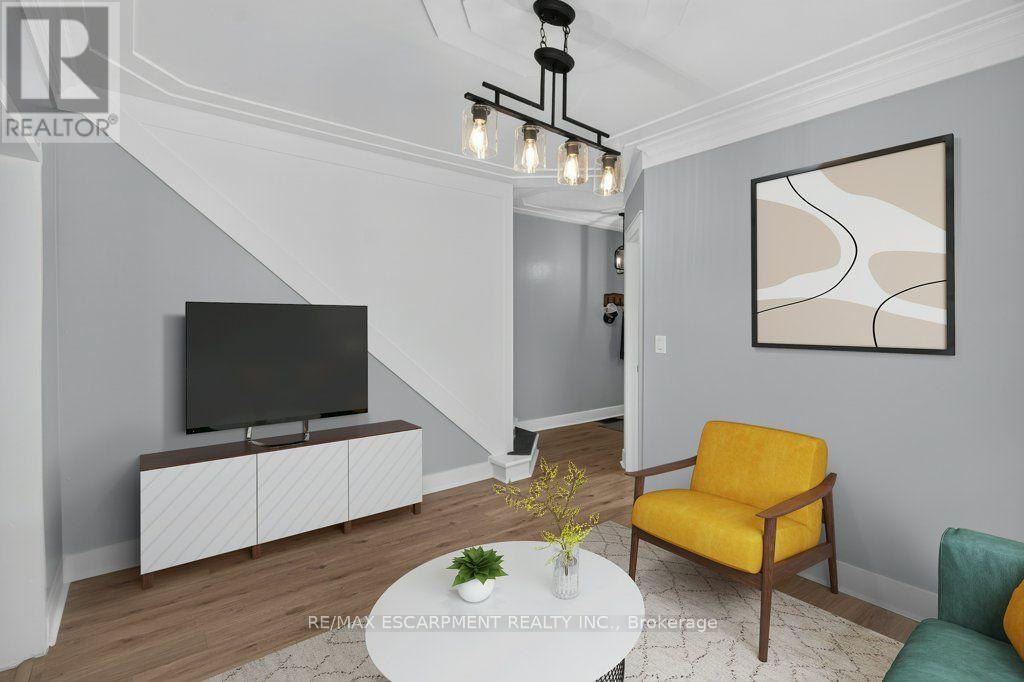 21 East Bend Avenue N, Hamilton, ON - Indoor Photo Showing Living Room