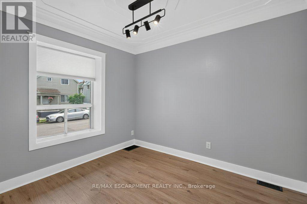 21 East Bend Avenue N, Hamilton, ON - Indoor Photo Showing Other Room