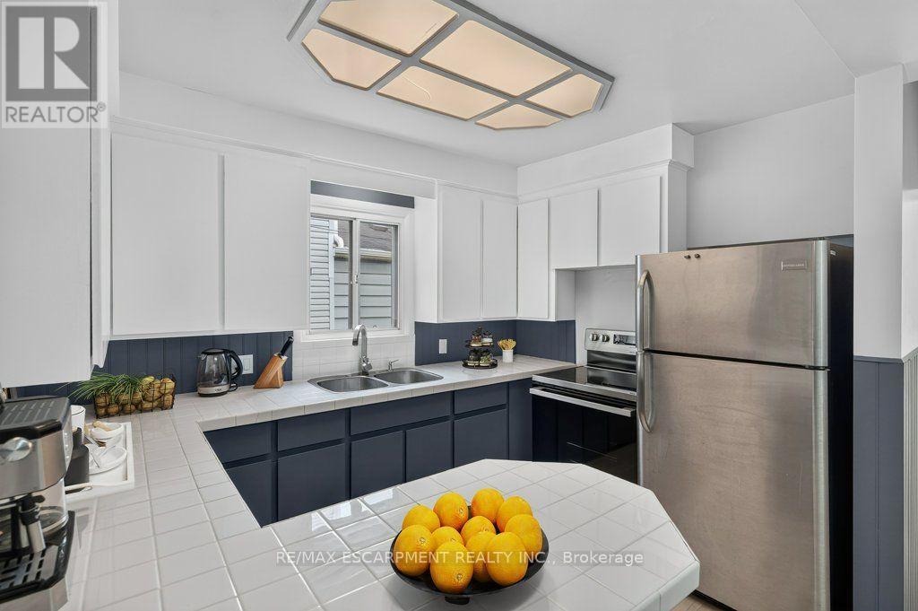 21 East Bend Avenue N, Hamilton, ON - Indoor Photo Showing Kitchen With Stainless Steel Kitchen With Double Sink