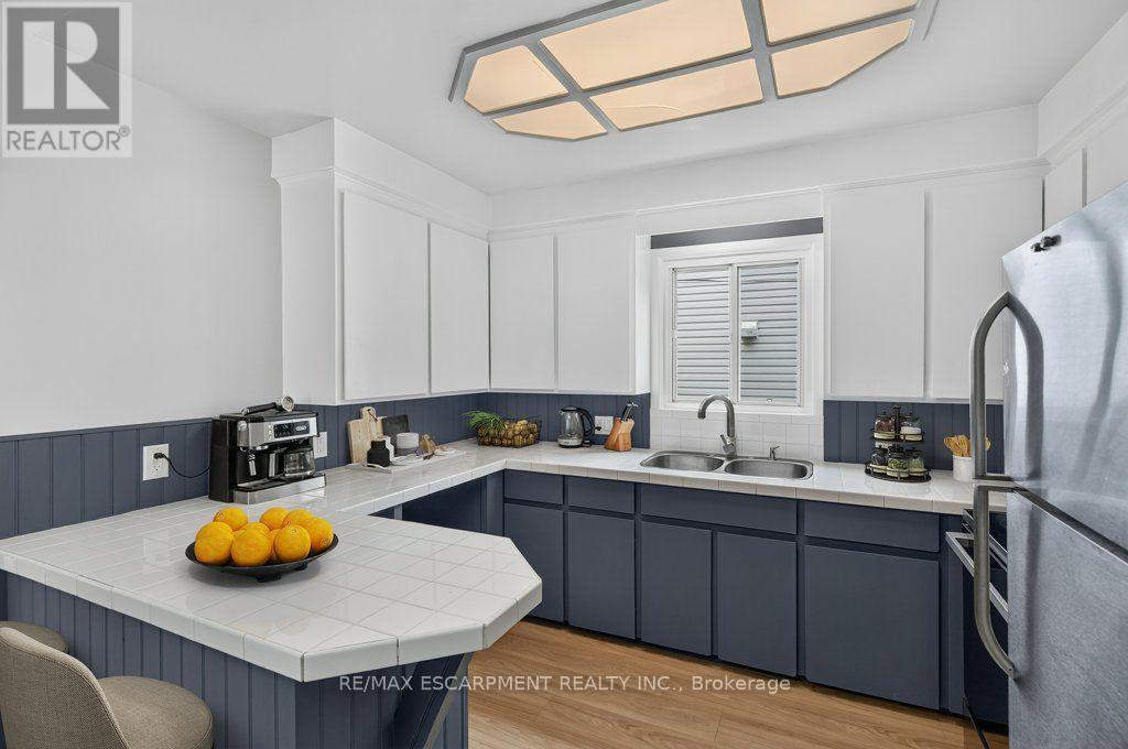 21 East Bend Avenue N, Hamilton, ON - Indoor Photo Showing Kitchen With Double Sink