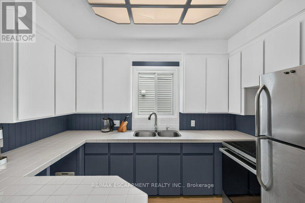 21 East Bend Avenue N, Hamilton, ON - Indoor Photo Showing Kitchen With Double Sink