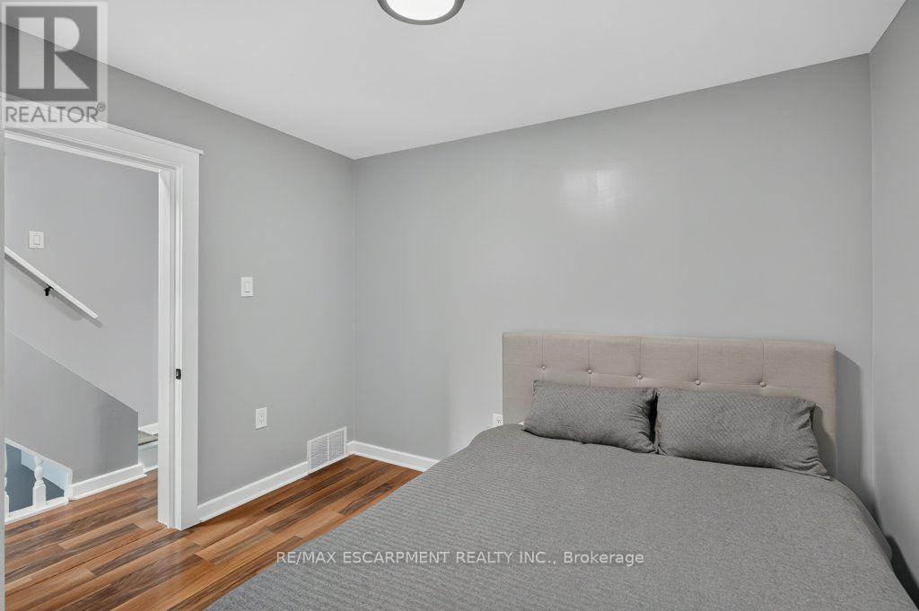 21 East Bend Avenue N, Hamilton, ON - Indoor Photo Showing Bedroom