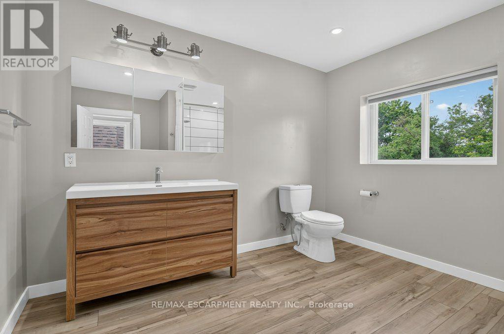 21 East Bend Avenue N, Hamilton, ON - Indoor Photo Showing Bathroom