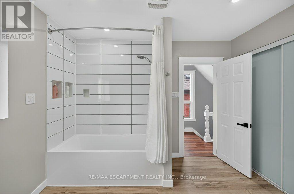 21 East Bend Avenue N, Hamilton, ON - Indoor Photo Showing Bathroom