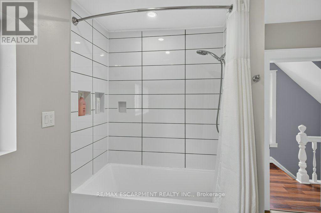 21 East Bend Avenue N, Hamilton, ON - Indoor Photo Showing Bathroom