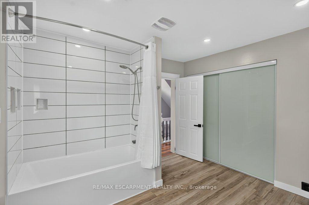 21 East Bend Avenue N, Hamilton, ON - Indoor Photo Showing Other Room