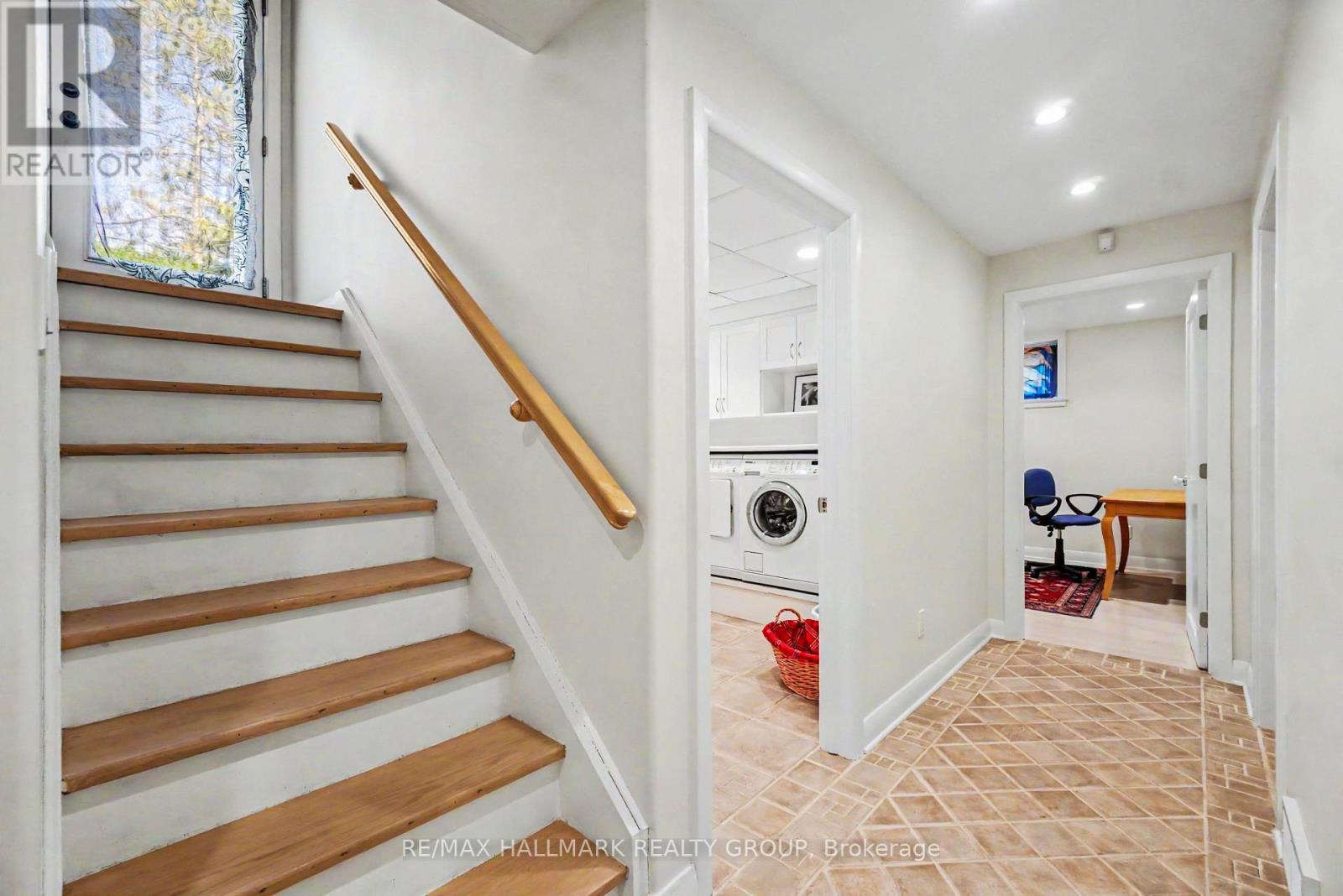 Hardwood stairs - 2009 Killarney Drive, Ottawa, ON - Indoor Photo Showing Other Room