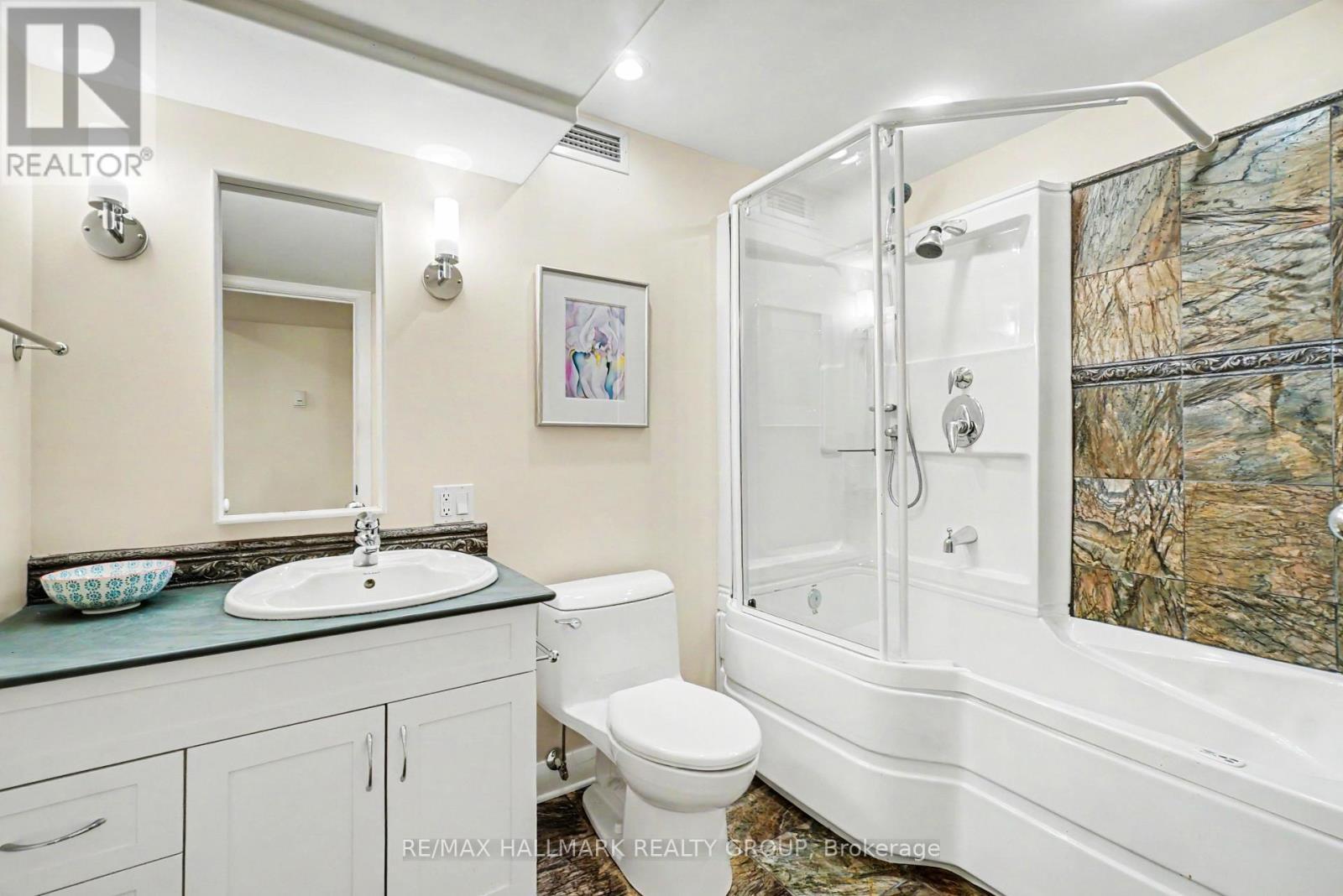 Renovated bathroom - 2009 Killarney Drive, Ottawa, ON - Indoor Photo Showing Bathroom