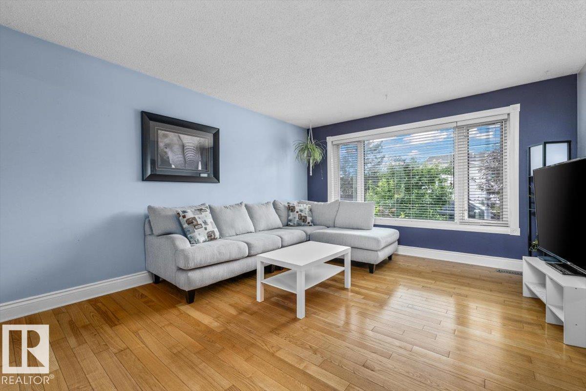 16551 116 St Nw, Edmonton, AB - Indoor Photo Showing Living Room