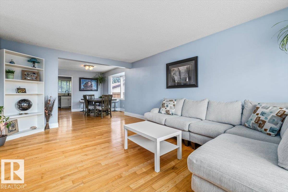 16551 116 St Nw, Edmonton, AB - Indoor Photo Showing Living Room