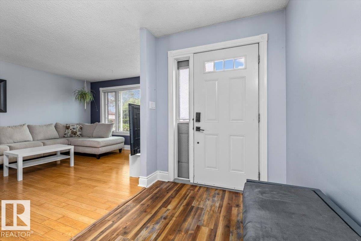 16551 116 St Nw, Edmonton, AB - Indoor Photo Showing Living Room