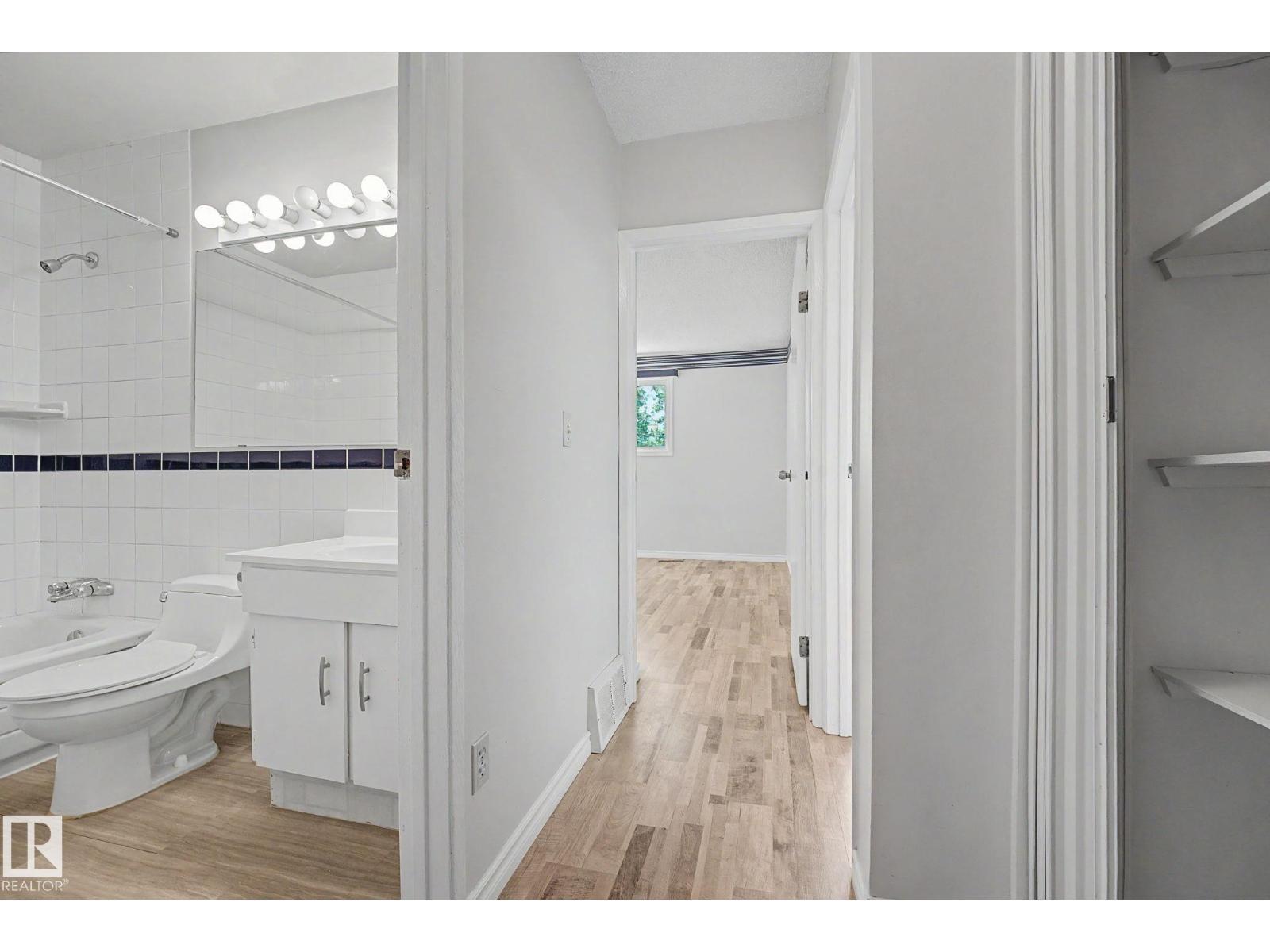 1096 Knottwood Rd E Nw, Edmonton, AB - Indoor Photo Showing Bathroom