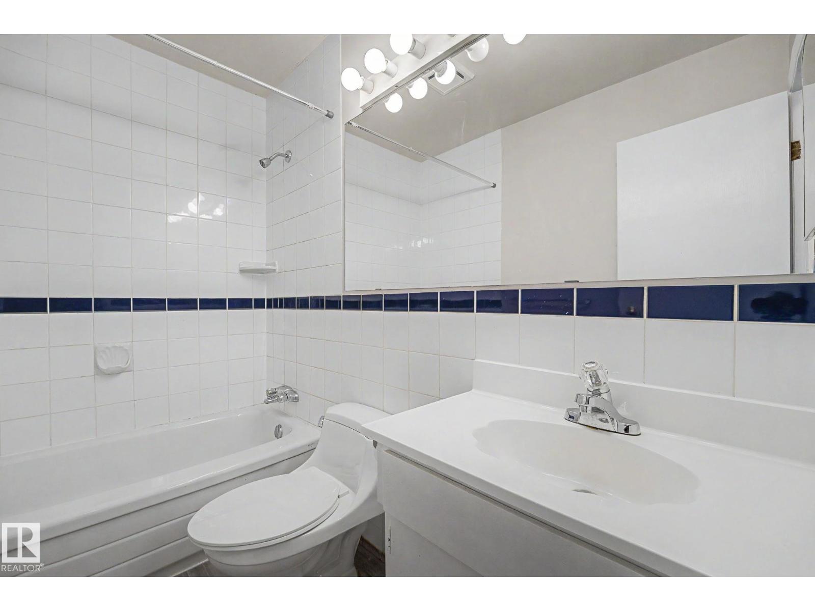 1096 Knottwood Rd E Nw, Edmonton, AB - Indoor Photo Showing Bathroom