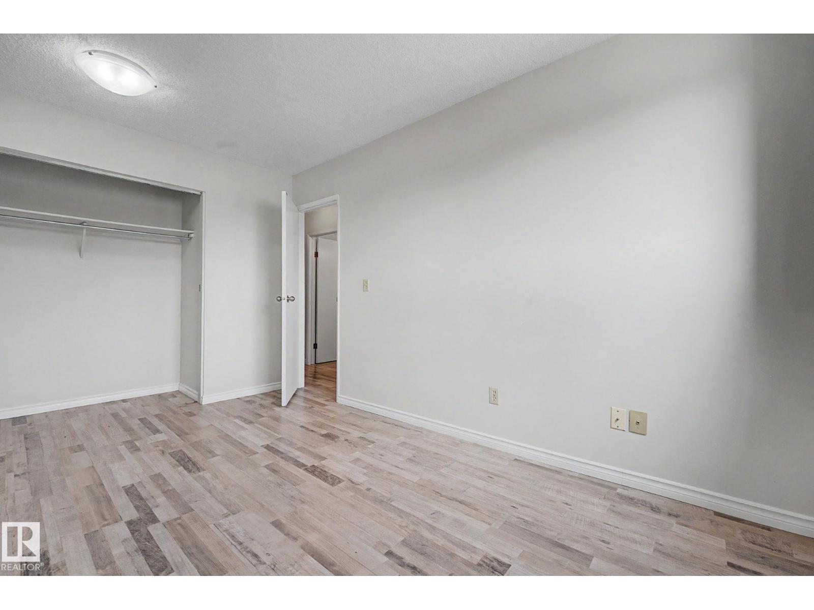 1096 Knottwood Rd E Nw, Edmonton, AB - Indoor Photo Showing Other Room