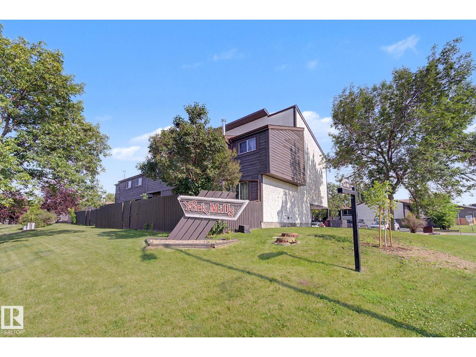 1096 Knottwood Rd E Nw, Edmonton, AB - Outdoor