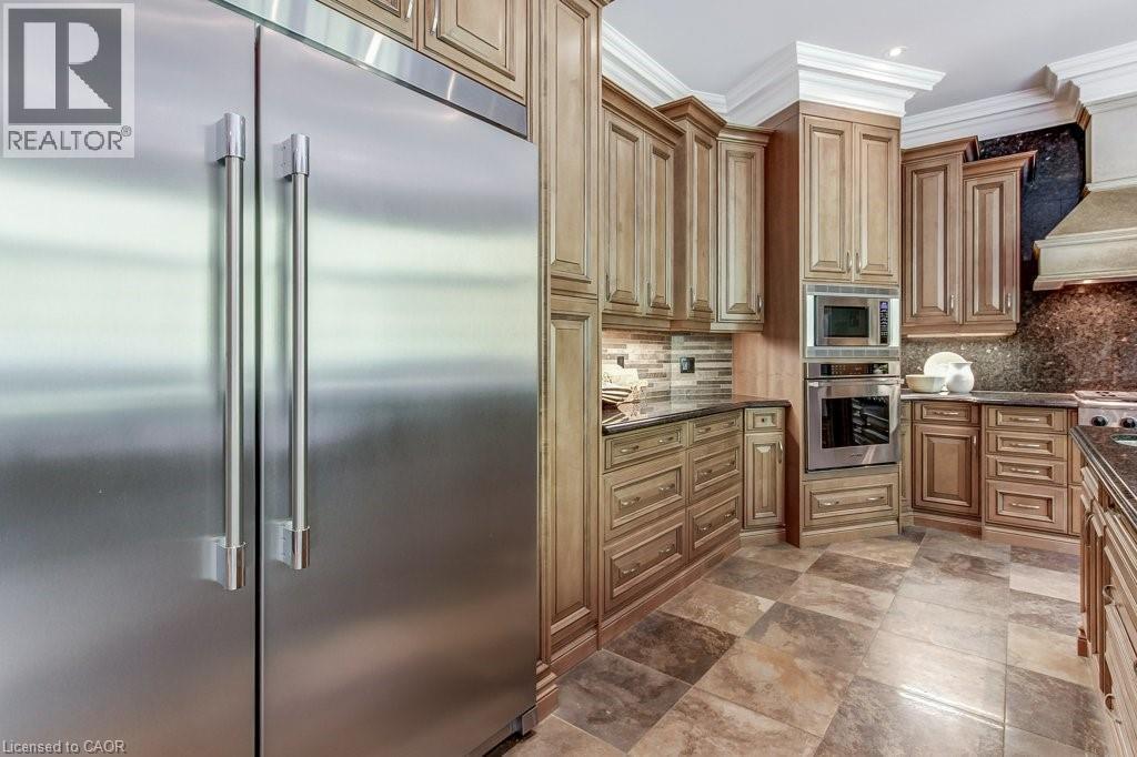 172 Diiorio Circle, Ancaster, ON - Indoor Photo Showing Kitchen With Upgraded Kitchen