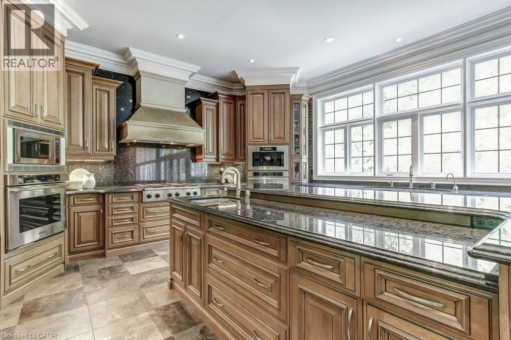 172 Diiorio Circle, Ancaster, ON - Indoor Photo Showing Kitchen With Upgraded Kitchen