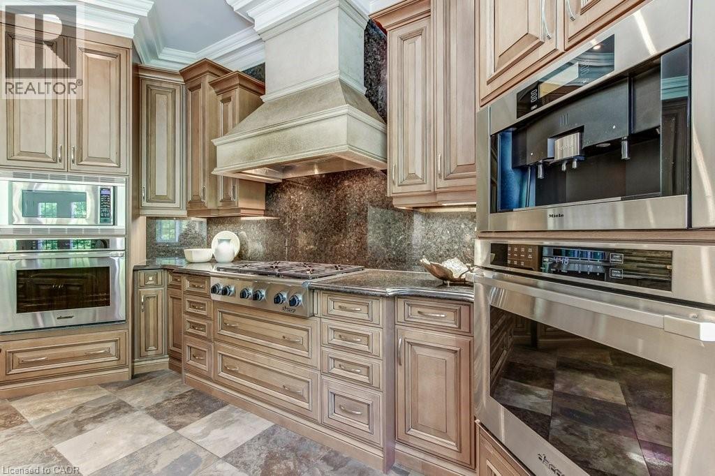172 Diiorio Circle, Ancaster, ON - Indoor Photo Showing Kitchen With Upgraded Kitchen