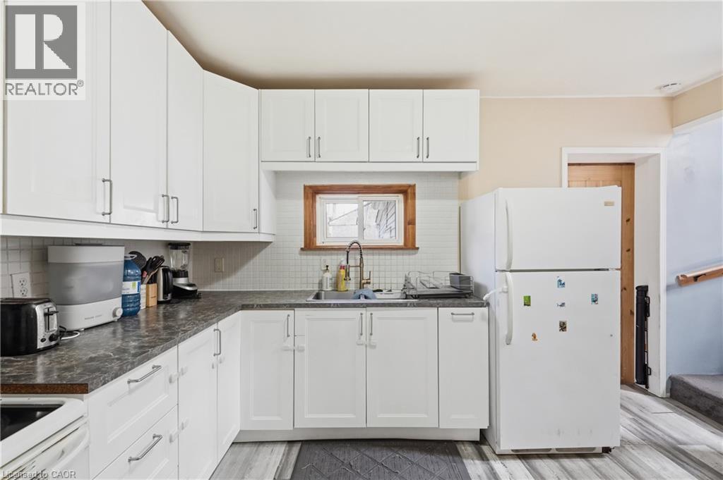 100 Chestnut Avenue, Hamilton, ON - Indoor Photo Showing Kitchen With Double Sink