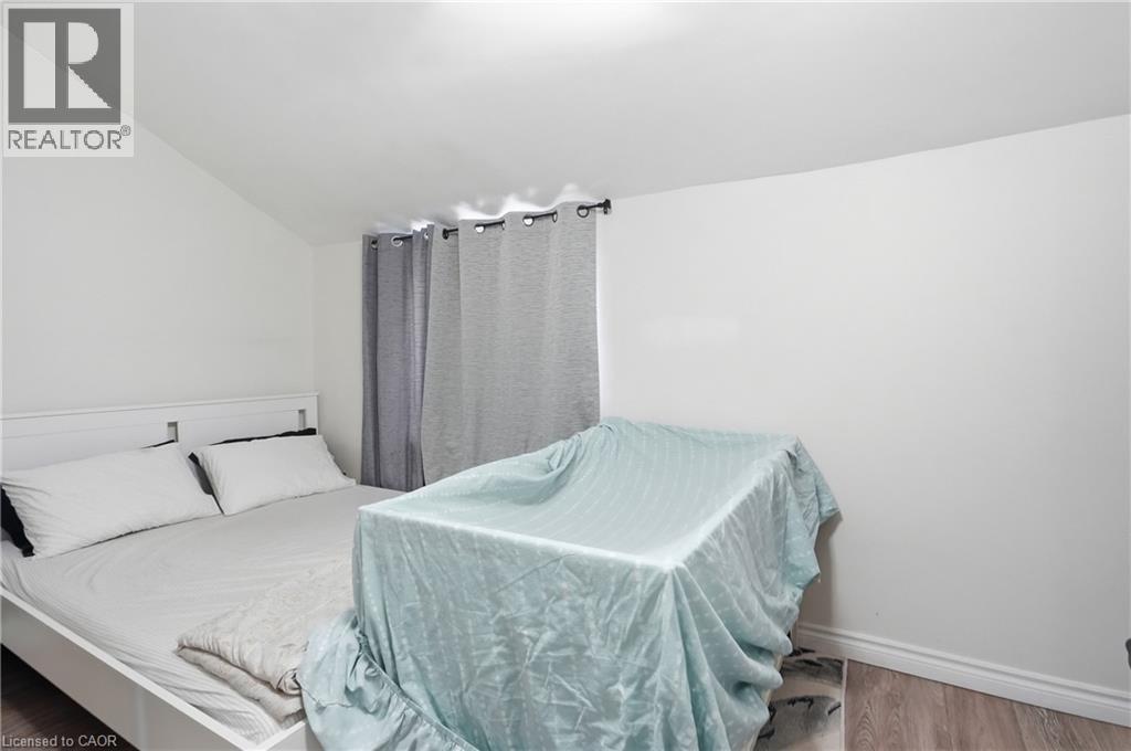 100 Chestnut Avenue, Hamilton, ON - Indoor Photo Showing Bedroom