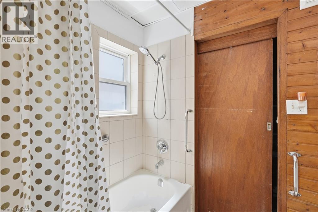 100 Chestnut Avenue, Hamilton, ON - Indoor Photo Showing Bathroom