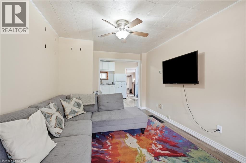 100 Chestnut Avenue, Hamilton, ON - Indoor Photo Showing Living Room