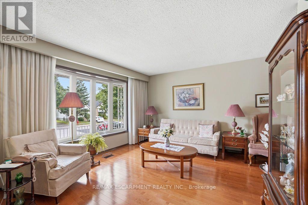 229 East 8Th Street, Hamilton, ON - Indoor Photo Showing Living Room