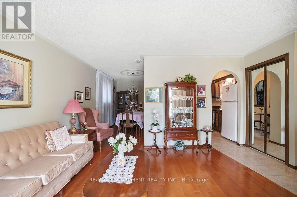 229 East 8Th Street, Hamilton, ON - Indoor Photo Showing Living Room