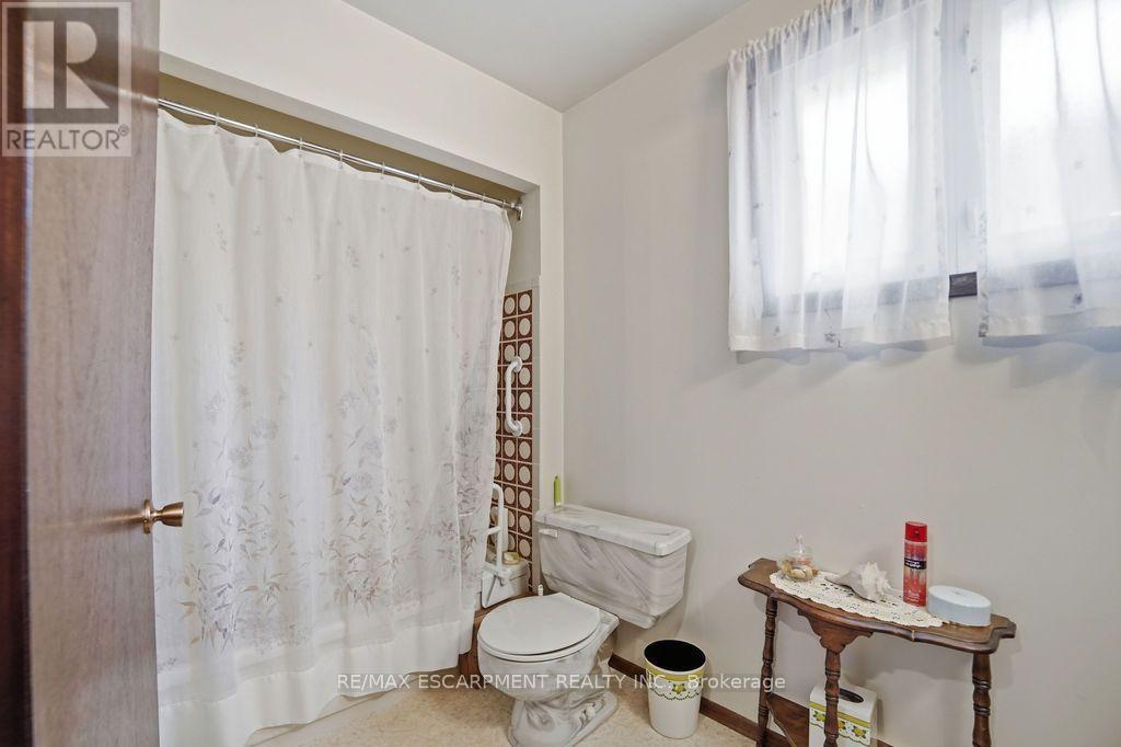 229 East 8Th Street, Hamilton, ON - Indoor Photo Showing Bathroom