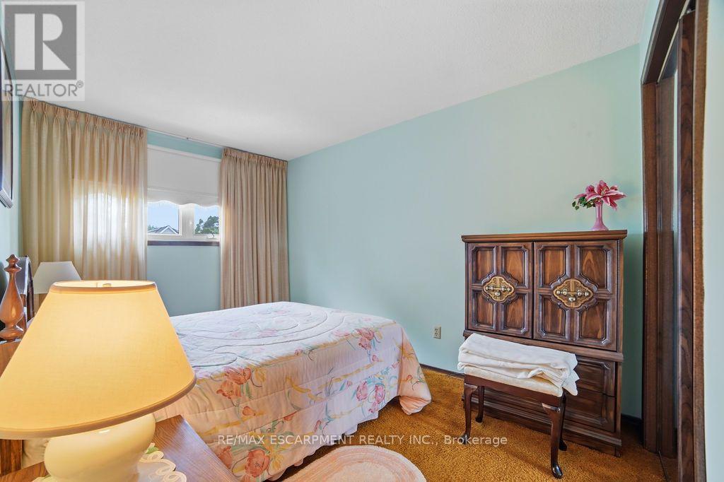 229 East 8Th Street, Hamilton, ON - Indoor Photo Showing Bedroom