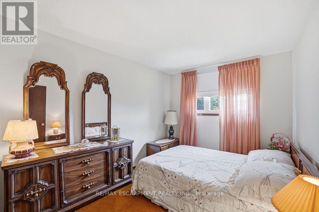 229 East 8Th Street, Hamilton, ON - Indoor Photo Showing Bedroom